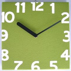 グリーンの壁掛け時計